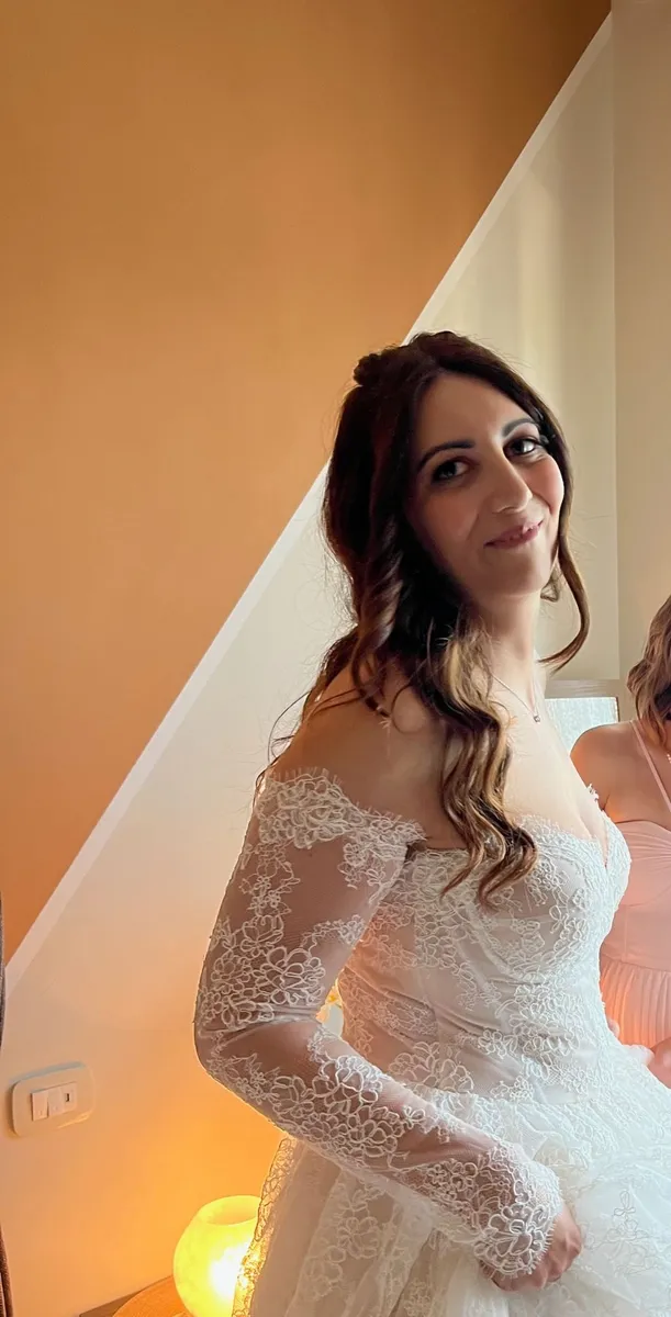 Sposa in abito di pizzo - trucco elegante