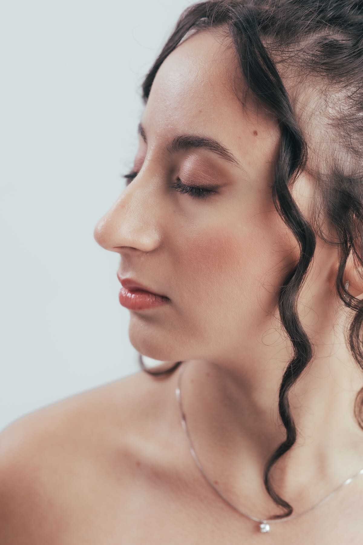 Trucco naturale elegante con finish luminoso