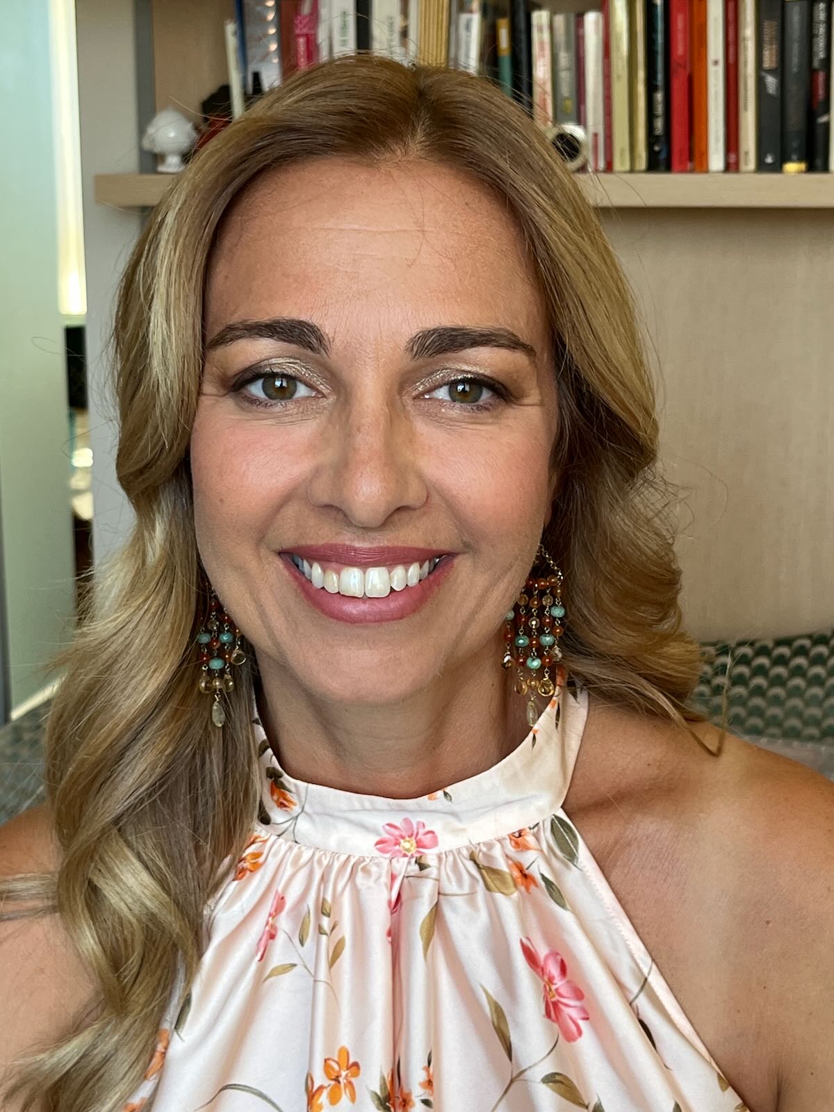 Trucco naturale luminoso con focus su occhi e labbra per un look fresco ed elegante