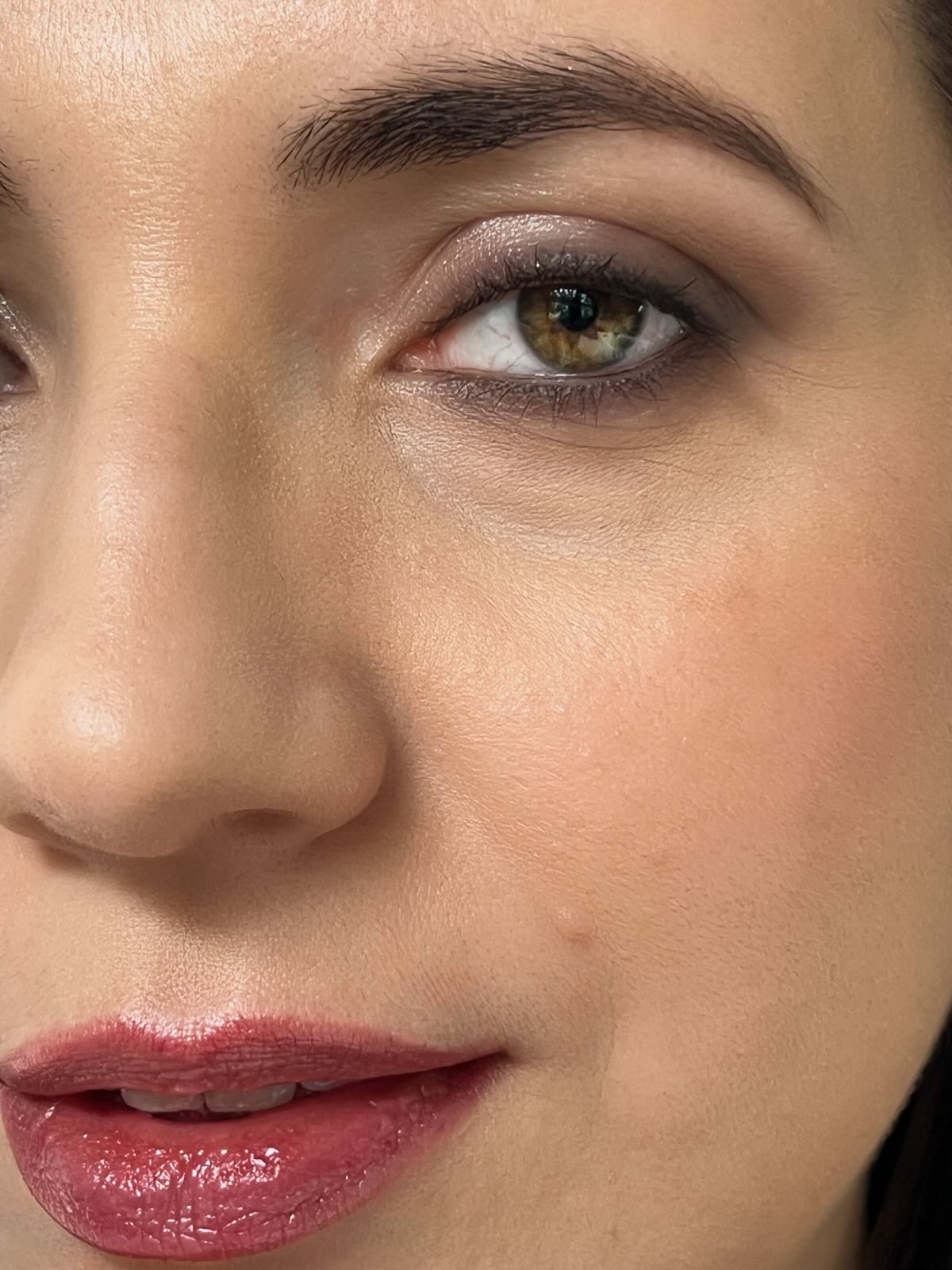 Trucco naturale luminoso con labbra glossate - un makeup fresco e delicato che valorizza la bellezza naturale