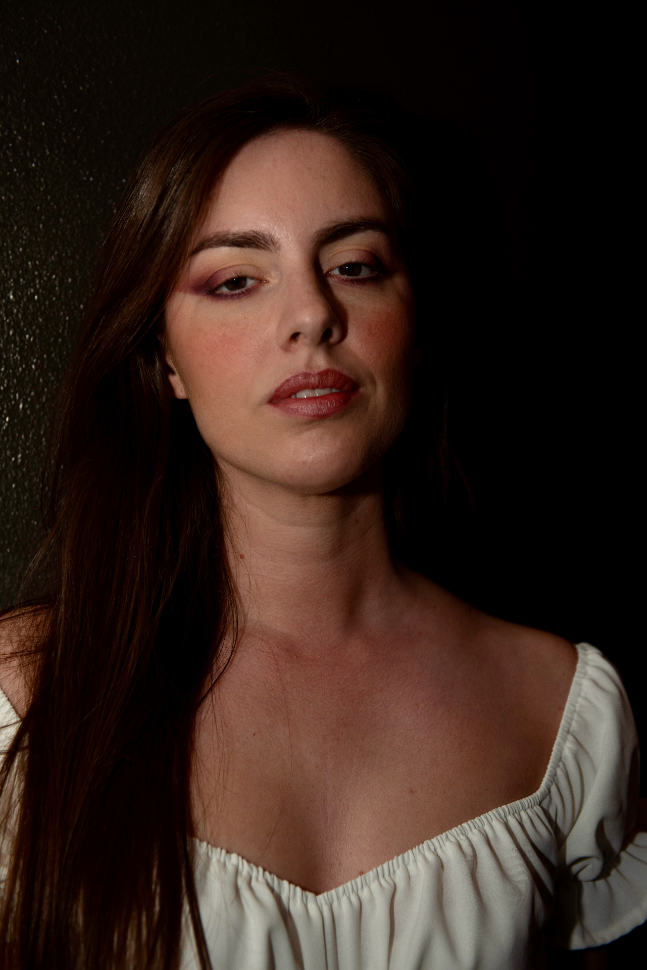 Shooting modella con trucco occhi in primo piano